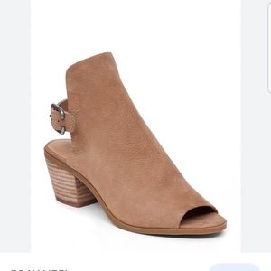 Like new Lucky Brand leather baaka sandal women's shoes